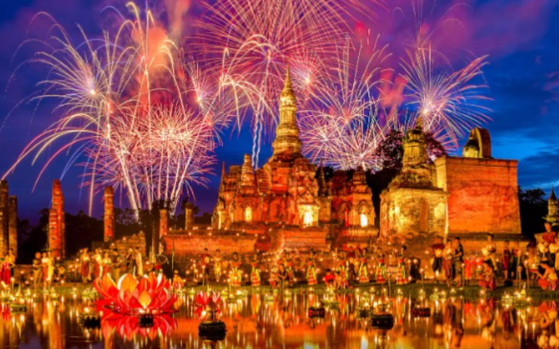 Feux d’artifice au-dessus d’un temple thaïlandais lors de Loy Krathong
