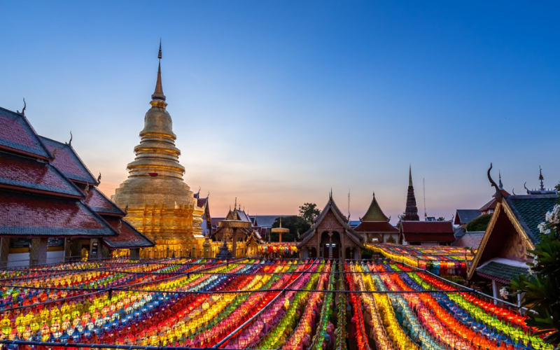 Spectacle de Yi Peng à Lamphun en Thaïlande