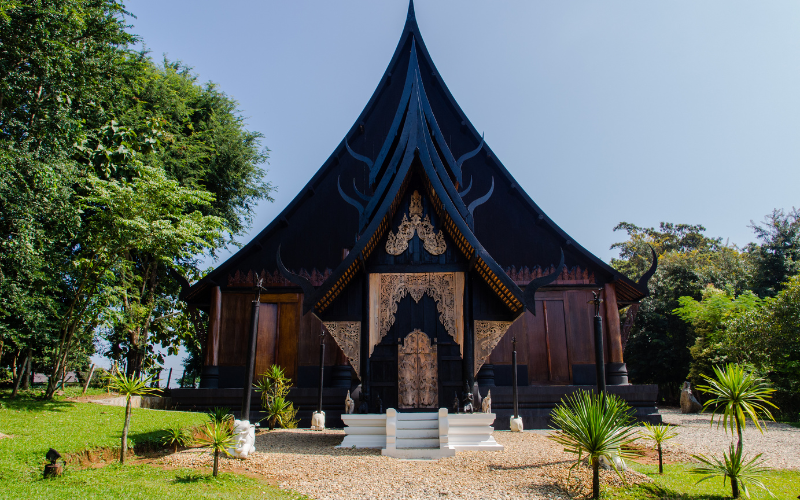 Bâtiment en bois sombre du musée Baan Dam à Chiang Rai