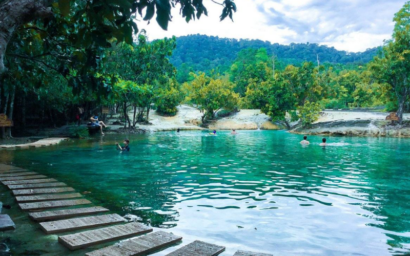 Emerald Pool Krabi Thaïlande eau verte émeraude jungle