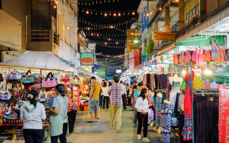 Stands colorés et ambiance locale du marché de nuit de Chiang Rai