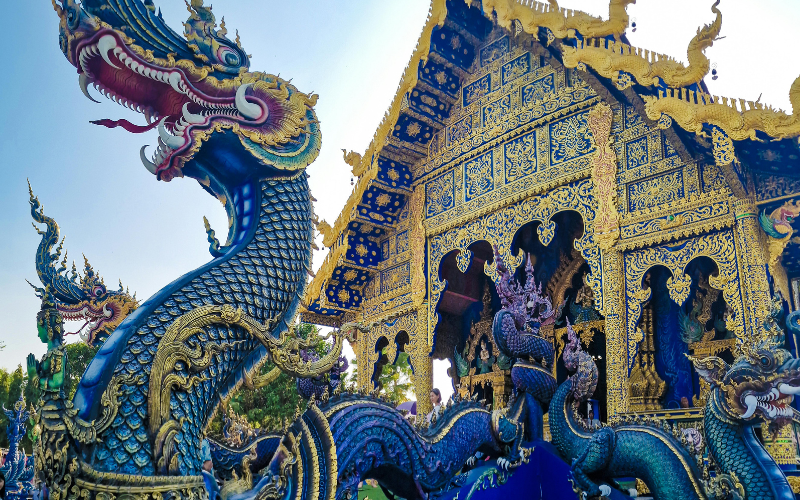 Temple Bleu de Chiang Rai aux tons indigo et dorés