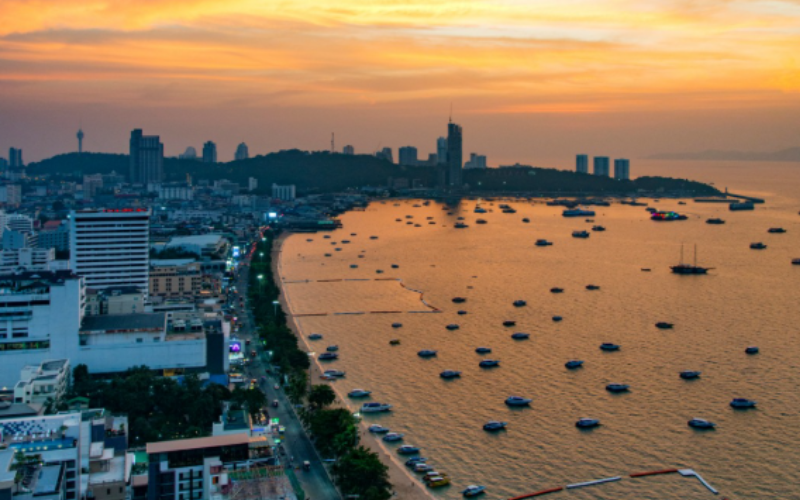 Pattaya sur la côte est du golfe de Thaïlande, à 150 km de Bangkok