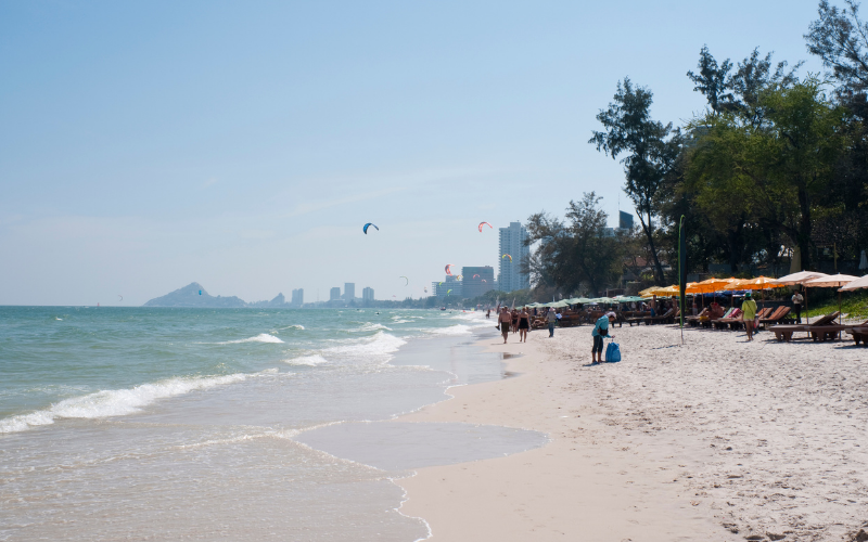 La plage Hua Hin Thaïlande s’étend sur 5 km de sable blanc compact, idéal pour la marche