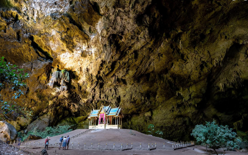 Pavillon royal illuminé par la lumière du soleil dans la grotte Phraya Nakhon