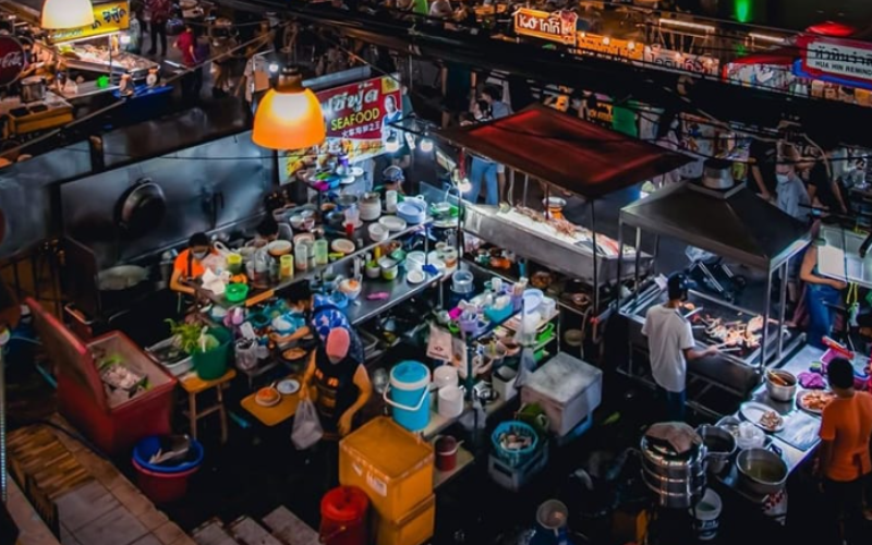 Stands colorés et ambiance animée du marché de nuit de Hua Hin