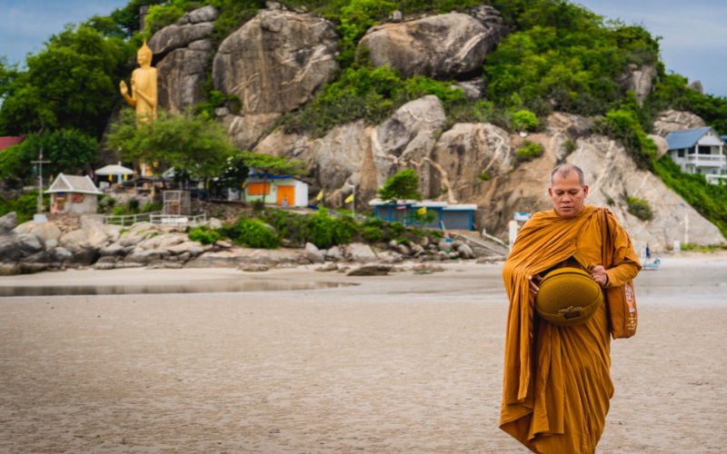 Statue dorée de Bouddha dominant la mer depuis le Wat Khao Takiab