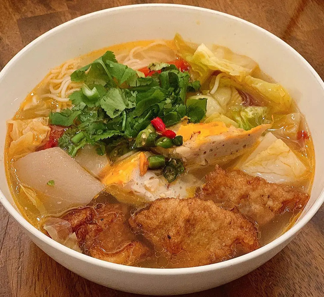 Bún Chả Cá Hờn (fishcake rice noodle soup)