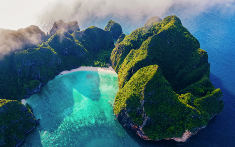 Vue aérienne de l’archipel de Koh Phi Phi en Thaïlande, plages de sable blanc et mer turquoise
