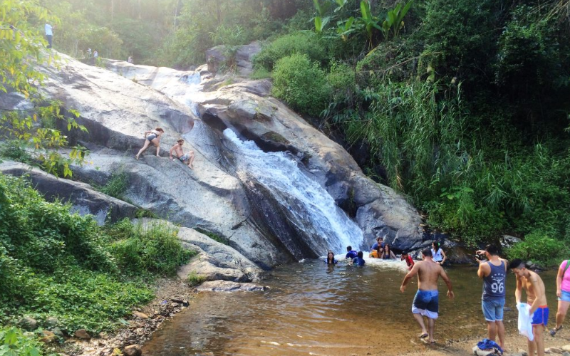 Cascade calme et peu connue près du village, idéale pour un moment authentique