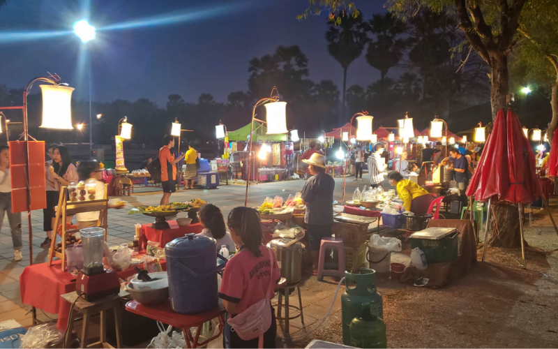 Marché de nuit animé à New Sukhothai, Thaïlande