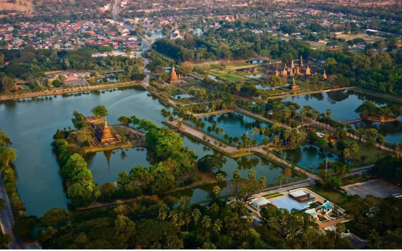 Vue panoramique du Parc historique de Sukhothai au lever du soleil, Thaïlande