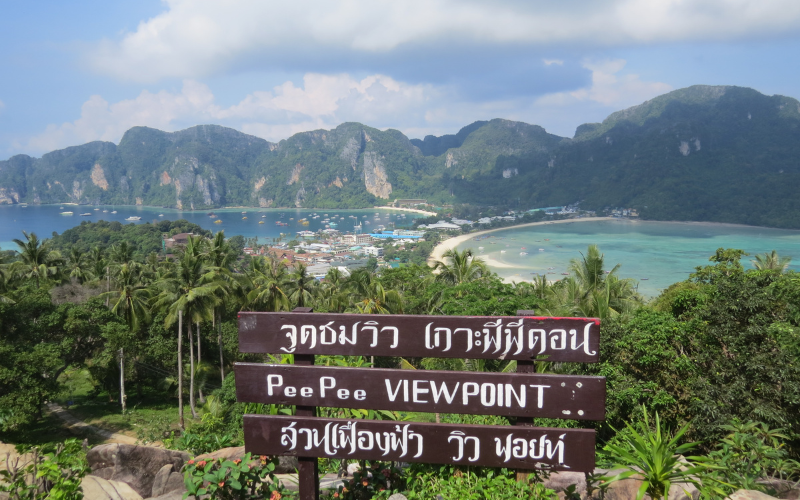 Panorama depuis Phi Phi Viewpoint 2 avec double baie de Tonsai et Loh Dalum