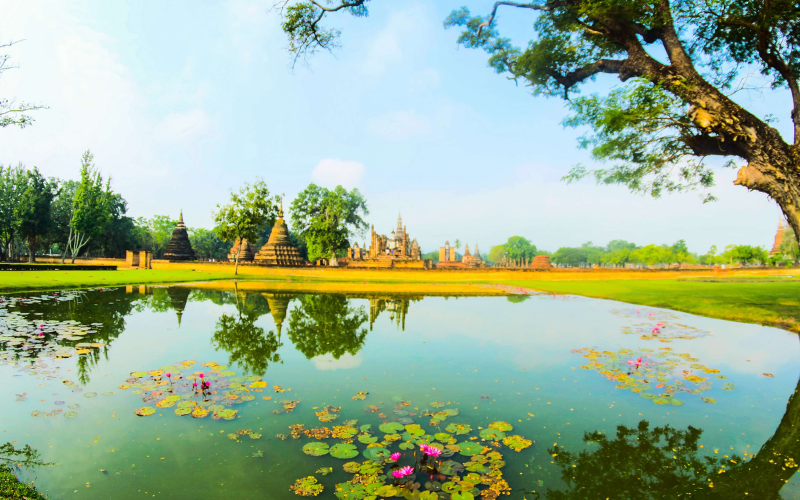 Paysage ensoleillé autour des temples de Sukhothai pendant la saison sèche