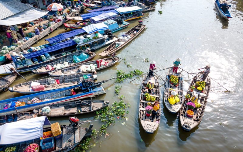 Marché flottant de Cai Rang avec bateaux chargés de fruits