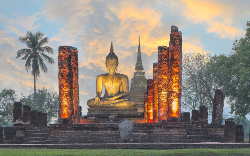 Grand Bouddha assis du temple Wat Mahathat à Sukhothai