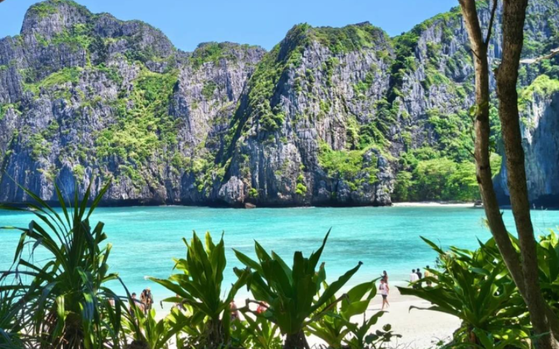 Bateau approchant Maya Bay à Koh Phi Phi Leh