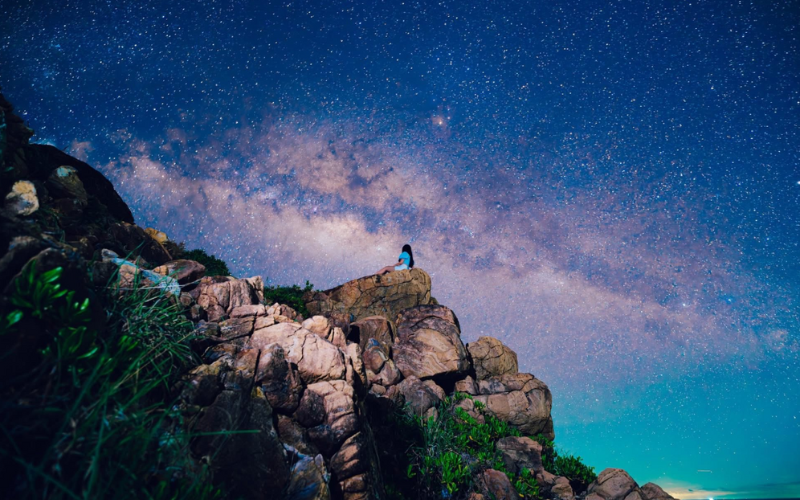 La Voie lactée magique dans le ciel nocturne de Con Dao