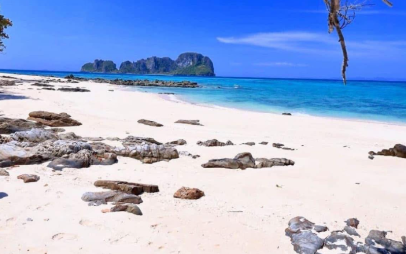 Plage paradisiaque de Bamboo Island avec sable blanc et mer turquoise