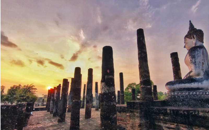 Temple Wat Sa Si sur son îlot entouré  de brume matinale