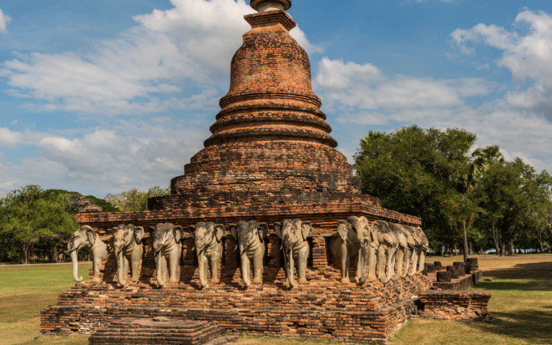 Chedi orné d’éléphants sculptés au Wat Sorasak de Sukhothai
