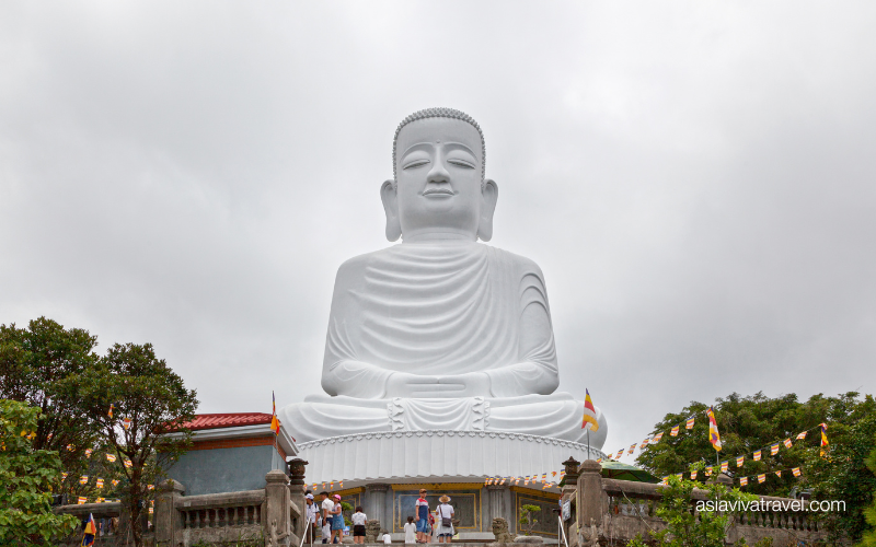 Serenità e panorama al tempio di Linh Ung