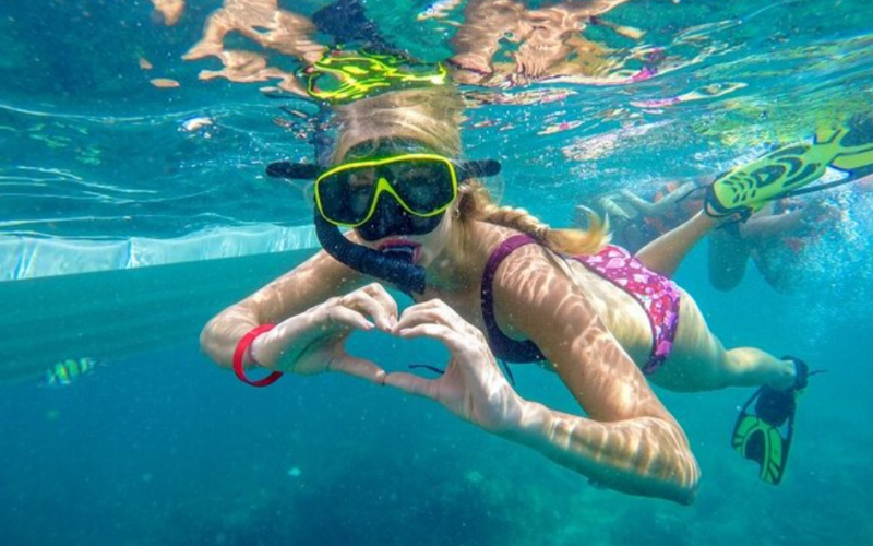 Snorkeling à Koh Phi Phi avec coraux colorés et poissons tropicaux