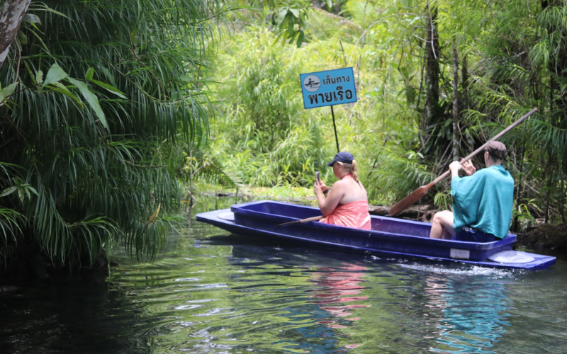Excursion en bateau traditionnel sur le lac de Khao Sok