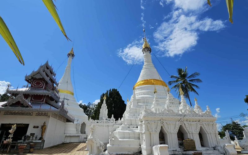 Temple Wat Doi Kong Mu surplombant la ville de Mae Hong Son