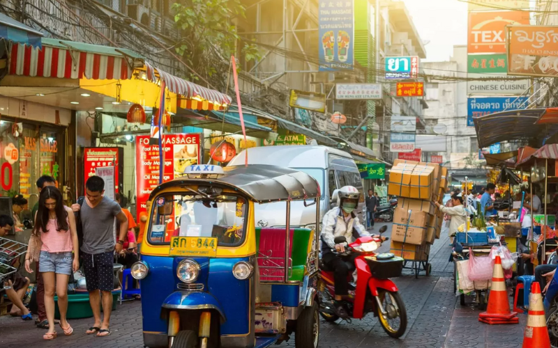 Scène de vie quotidienne dans les rues de Lopburi