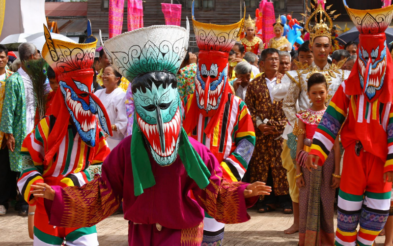 Masques colorés du festival Phi Ta Khon en Isan