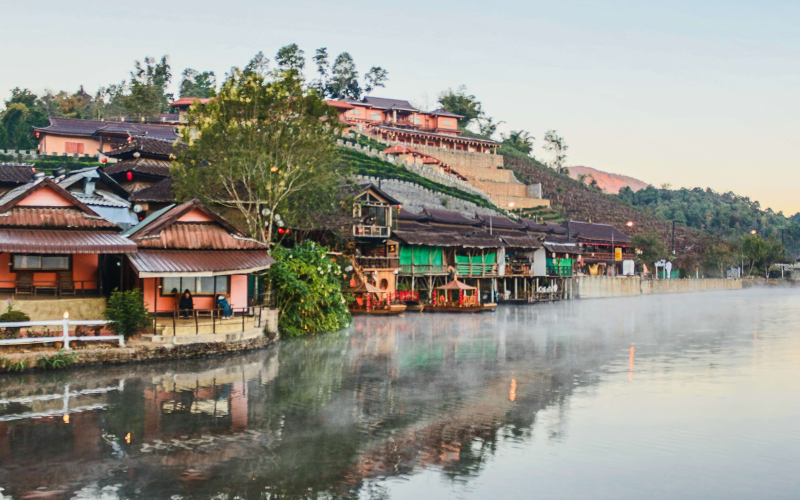 Paysages montagneux de Mae Hong Son avec brume matinale pendant la saison fraîche en Thaïlande