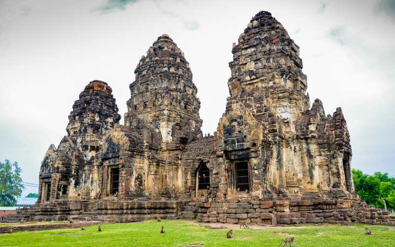Lopburi en Thaïlande avec temples anciens et singes dans le centre-ville
