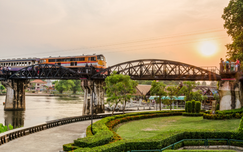Pont de la rivière Kwaï et train historique, Kanchanaburi