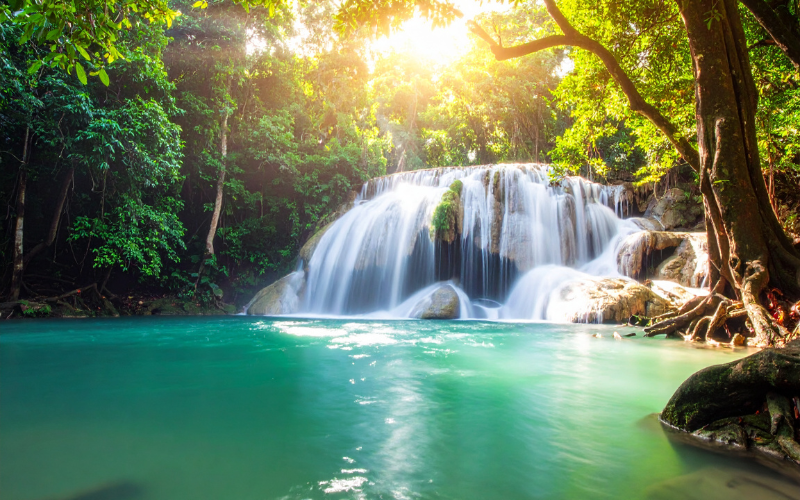 Cascade d’Erawan entourée de végétation tropicale en saison fraîche