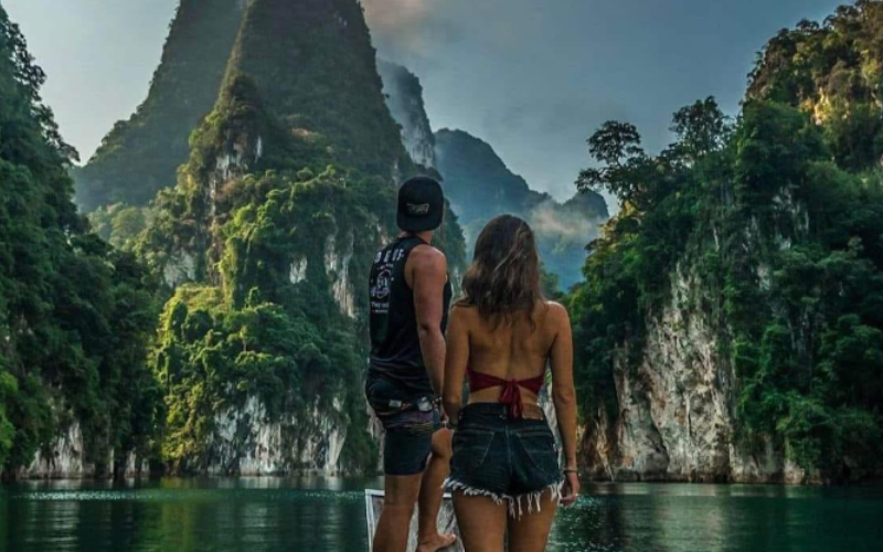 Paysage naturel du parc national de Khao Sok avec jungle tropicale et montagnes karstiques