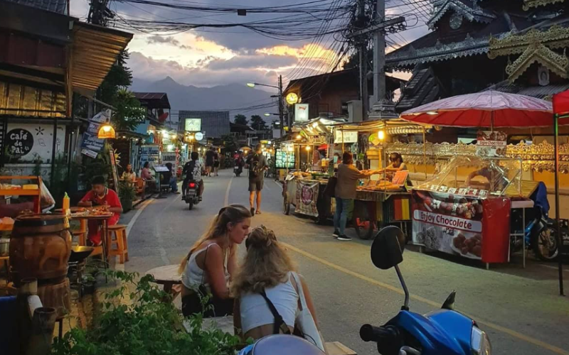 Marché de nuit local au bord du lac Jong Kham à Mae Hong Son