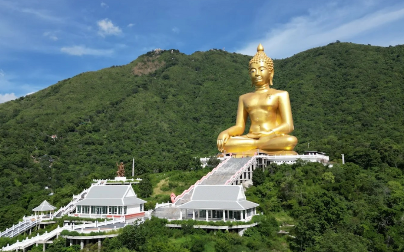 Vue panoramique depuis le sommet du Khao Wong Phra Chan à Lopburi