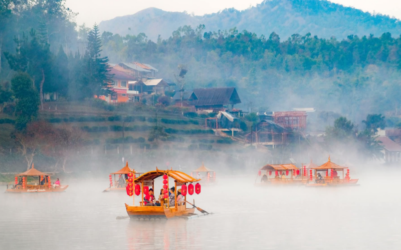 Village de Ban Rak Thai Mae Hong Son entouré de plantations de thé et d’un lac